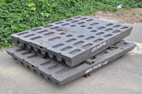 Sandvik JM1208 (CJ412) Плита рухома (Бронь) 400.0420-002 та плита нерухома (Бронь) 400.0425-002